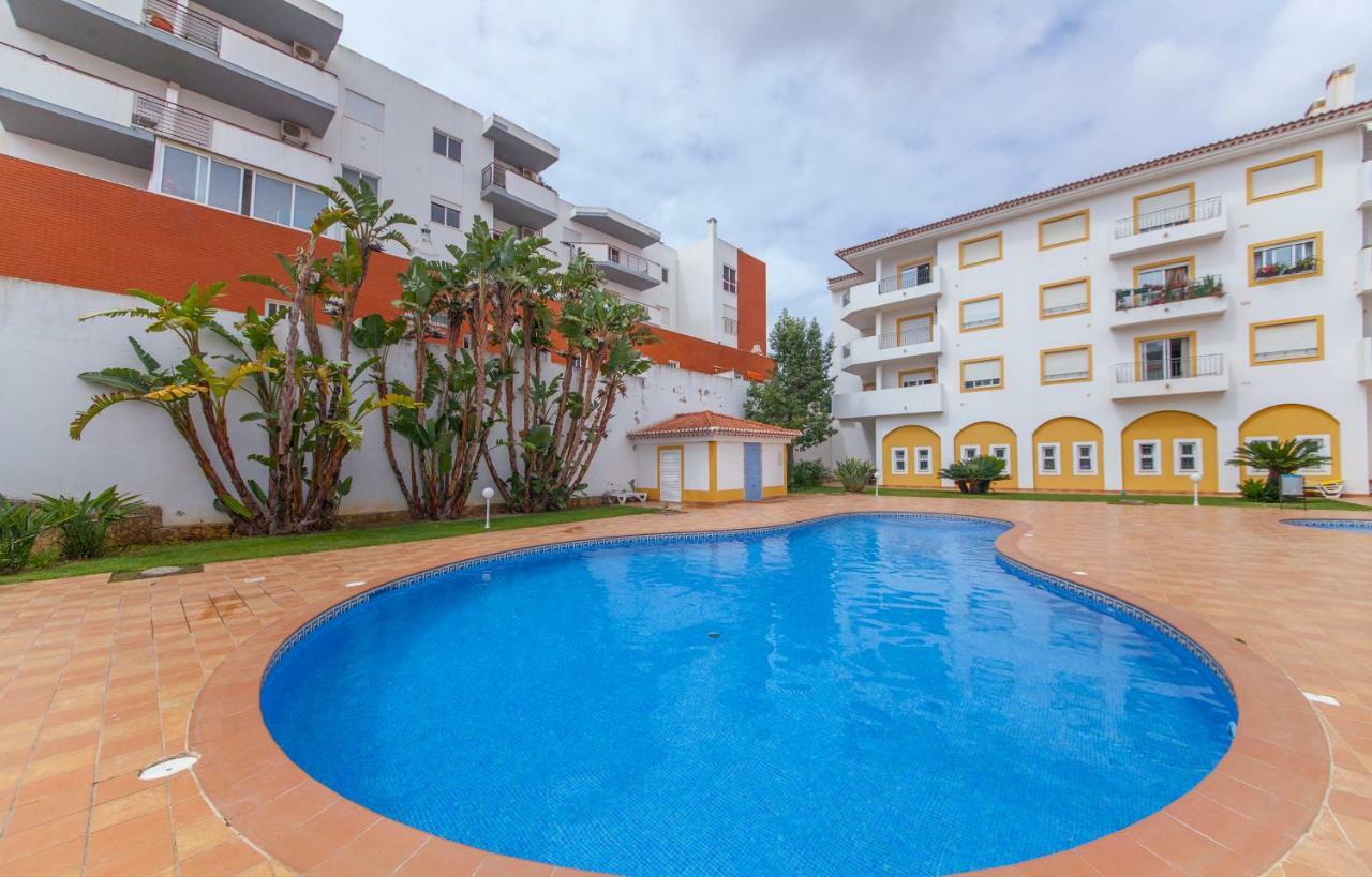 De 100 M2 Com 2 Lagos
